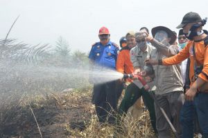 FACHRORI TURUT PADAMKAN KEBAKARAN LAHAN   