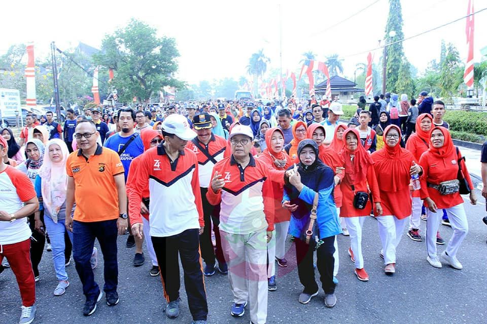 Gubernur saat Jalan Santai bersama warga