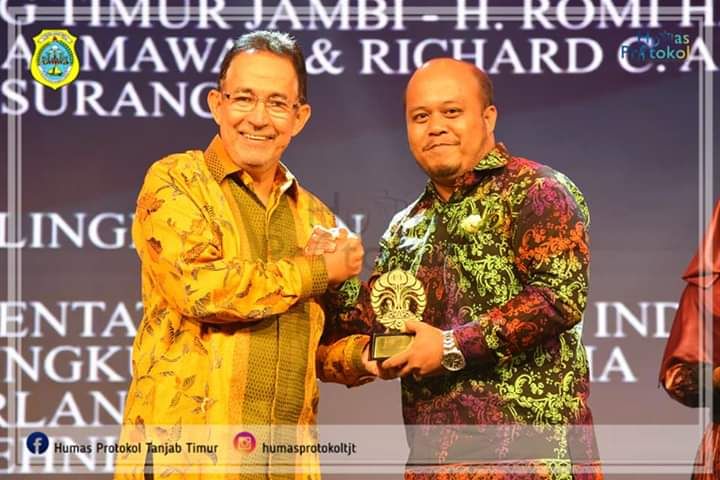 Wabup Robby Menerima Anugerah UI Award 