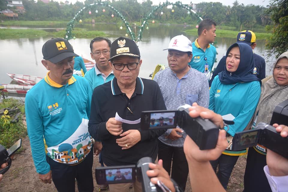 Gubernur Jambi, Fachrori Umar saat diwawancara Wartawan di lokasi Danau Sipin