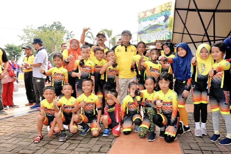 Fachrori saat meresmikan Panggung Ruang Edukasi Kreasi dan Seni di Lingkungan Kantor Dinas PUPR Provinsi Jambi