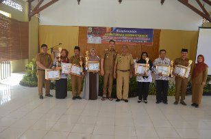 Kadis Perpustakaan Drs. Arman bersama Asisten III Asman Daydy foto bersama sang juara perpustakaan Sekolah terbaik