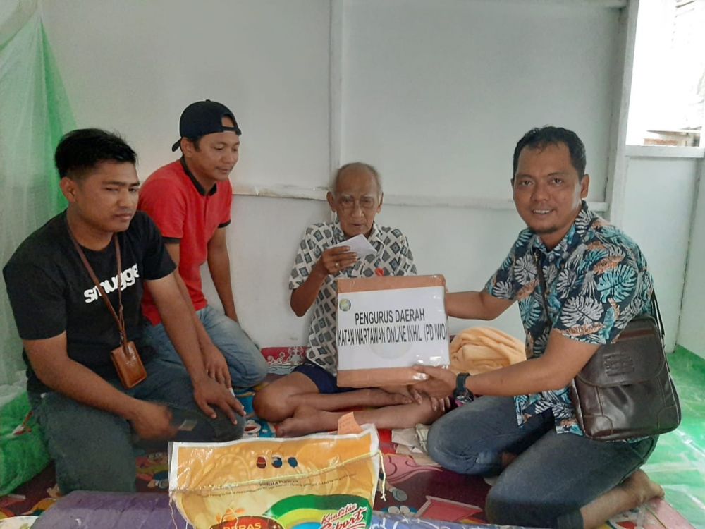 Saat Menyerahkan Bantuan Peduli Kasih 