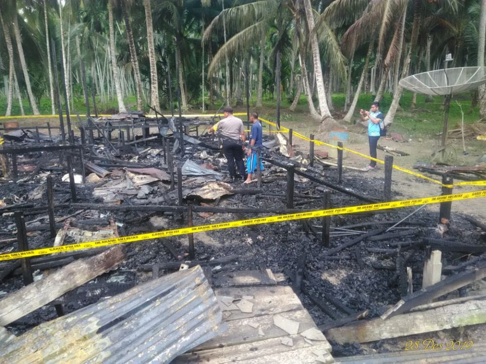 Rumah Terbakar Sudah dipasang Policeline