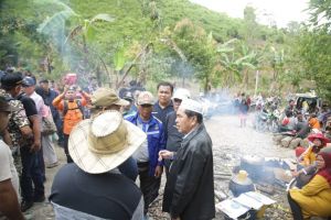 Prihatin, Wako AJB Turut Bantu Pencarian Warga di Danau Kaco 