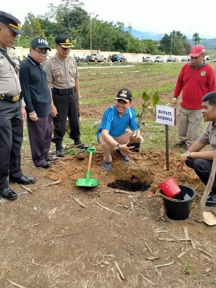 Peringati Hari Sejuta Pohon Sedunia, Bupati Kerinci H. Adirozal Lakukan Penanaman pohon Bersama Forkompinda