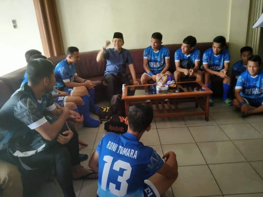 Bupati Kerinci H. Adirozal berbincang dengan pemain PS Kerinci dan memberi semangat pemain, jelang Semifinal Gubernur Cup


