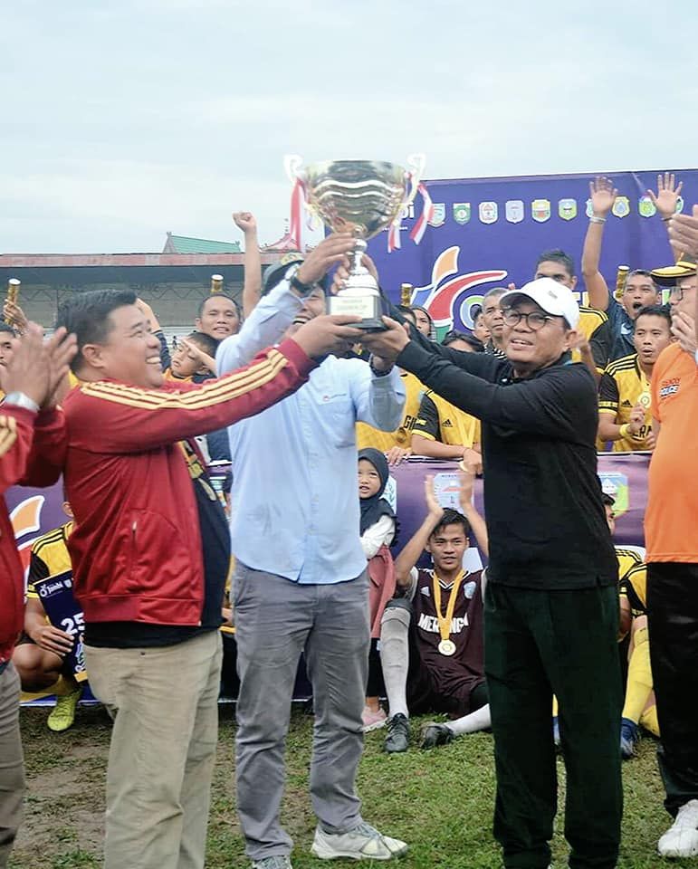 Gubernur menyerahkan piala 