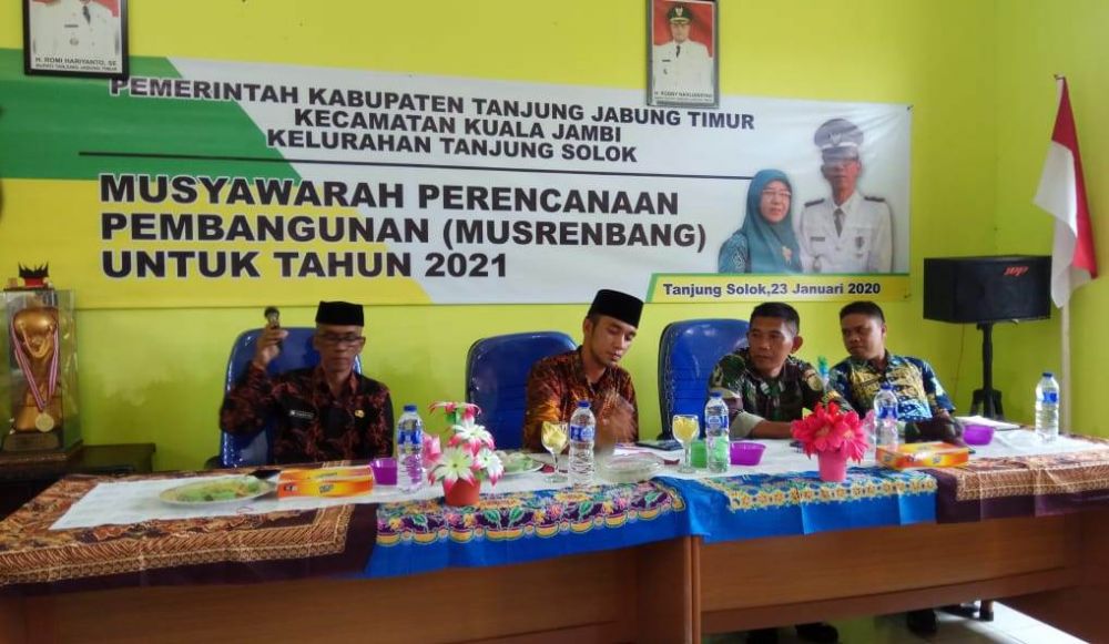 Lurah Tanjung Solok, Rasyid bersama Camat Kuala Jambi, Taufiq Kurniawan dan undangan 