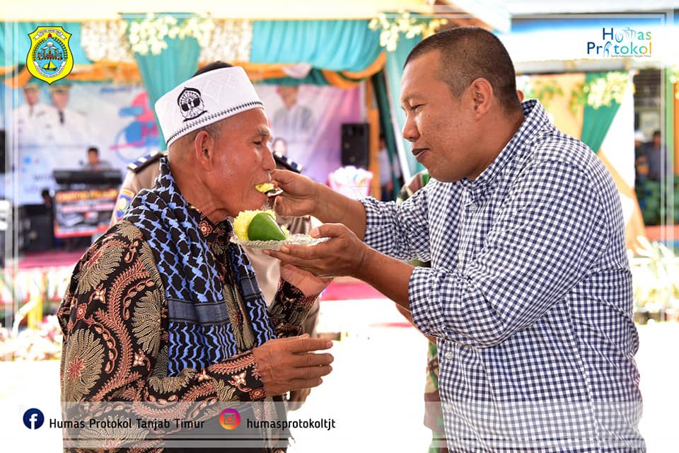 Tampak Bupati Romi Sedang Menyuapin Masyarakat