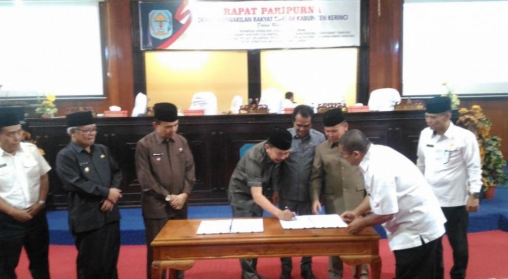 Bupati Adirozal bersama wabup Ami Taher, Hadiri Paripurna Pengesahan 2 Ranperda Kerinci