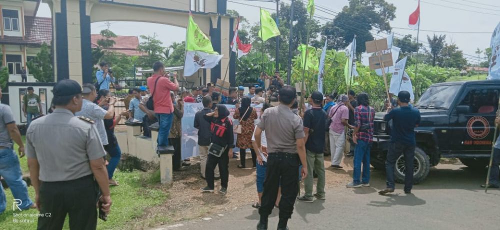 Para Petani saat unjuk rasa di Kantor BPN Kabupaten Tanjabtim