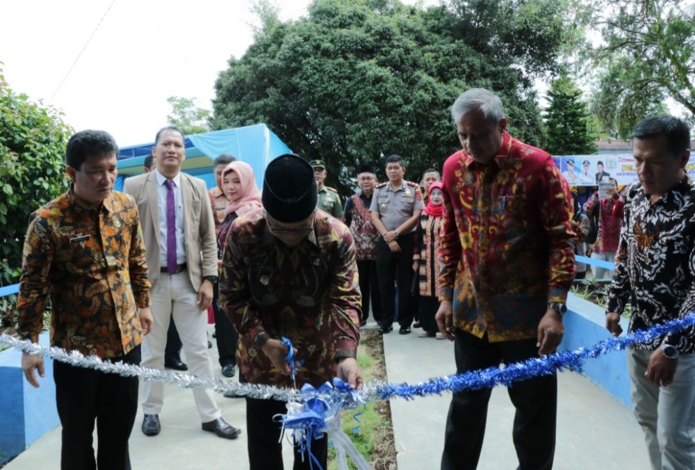 Wabup Ami Taher Resmikan Kantor LTSA-PMI Provinsi Jambi, Dikabupaten Kerinci, ditandai dengan pemotongan pita.