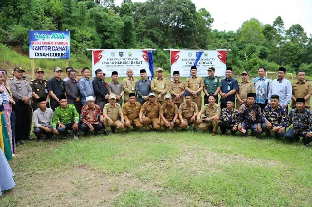 Bupati Adirozal Dampingi Dirjen Bina Administarsi Kewilayahan Kemendagri RI, Edi Subowo, Meresmikan Kecamatan Tanco dan Danau Kerinci Barat.