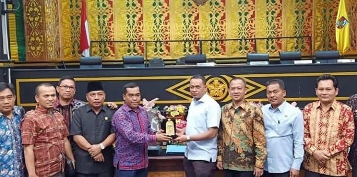 Saling memberi cindera mata