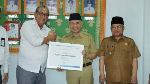 Bupati Kerinci H. Adirozal Terima Penghargaan Dari PLN