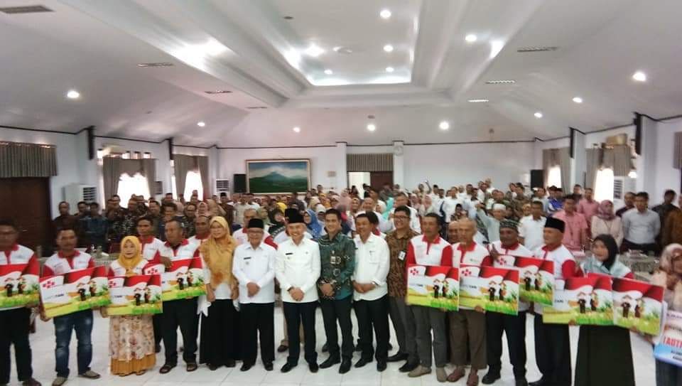 Bupati Kerinci Adirozal Serahkan Kartu Tani, sekaligus buka Sosialisasi KUR dan AUTP