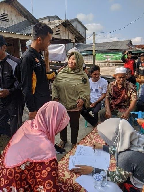 AKRAB - Camat Kuala Jambi, Taufiq Kurniawan berdialog langsung dengan warga