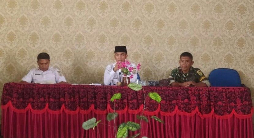 Camat Kuala Jambi, Taufiq Kurniawan saat memimpin rapat pencegahan Covid-19