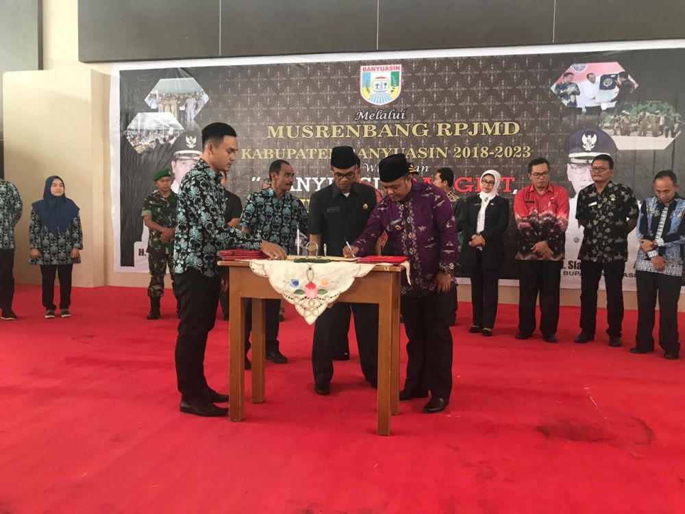 Penandatanganan MoA Kerjasmaa Daerah Perbatasan Antara Kabupaten Tanjabtim Provinsi Jambi dan Kabupaten Banyu Asin Provinsi Sumatera Selatan di Gedung Serba Guna Sedulang Setudung di Pangkalanbalai, Kamis (29/11/2018). 