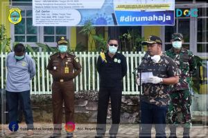 Wabup Tanjabtim Pimpin satuan tugas Covid - 19 semprot disinfektan di Muara Sabak Timur 