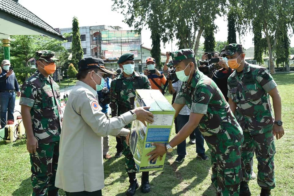 Gubernur saat menerima APD