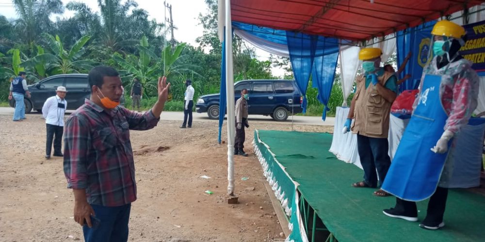 Bupati Tanjabtim, Romi Hariyanto saat memberi arahan kepada petugas di pintu ke luar masuk Tanjabtim