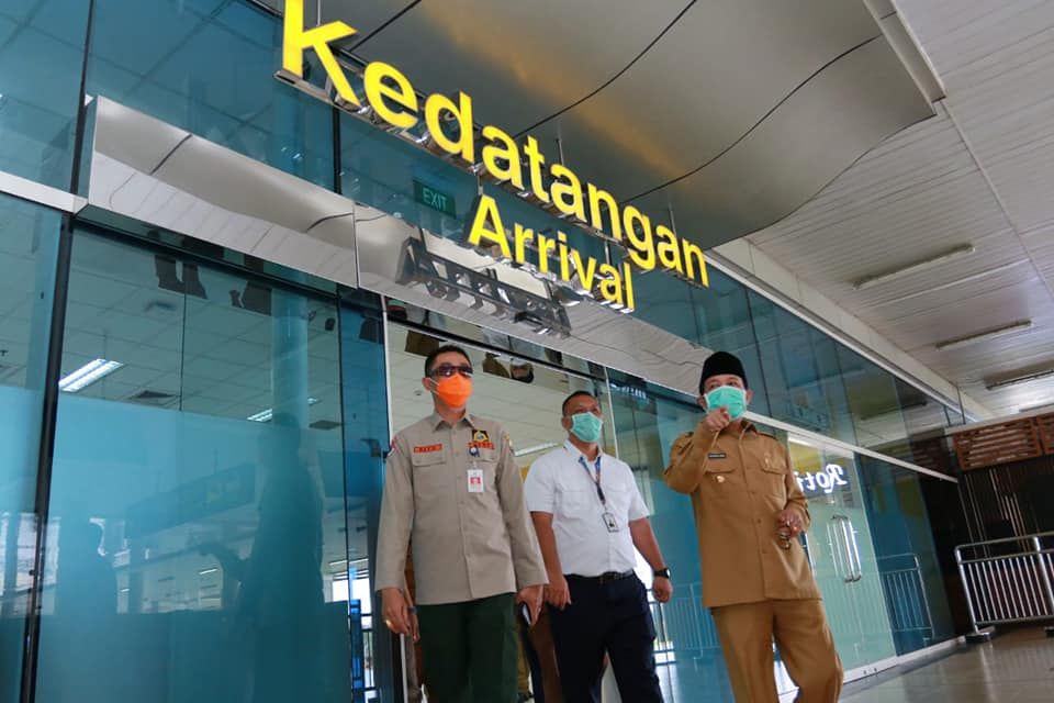 Gubernur Jambi, Fachrori saat meninjau Bandara