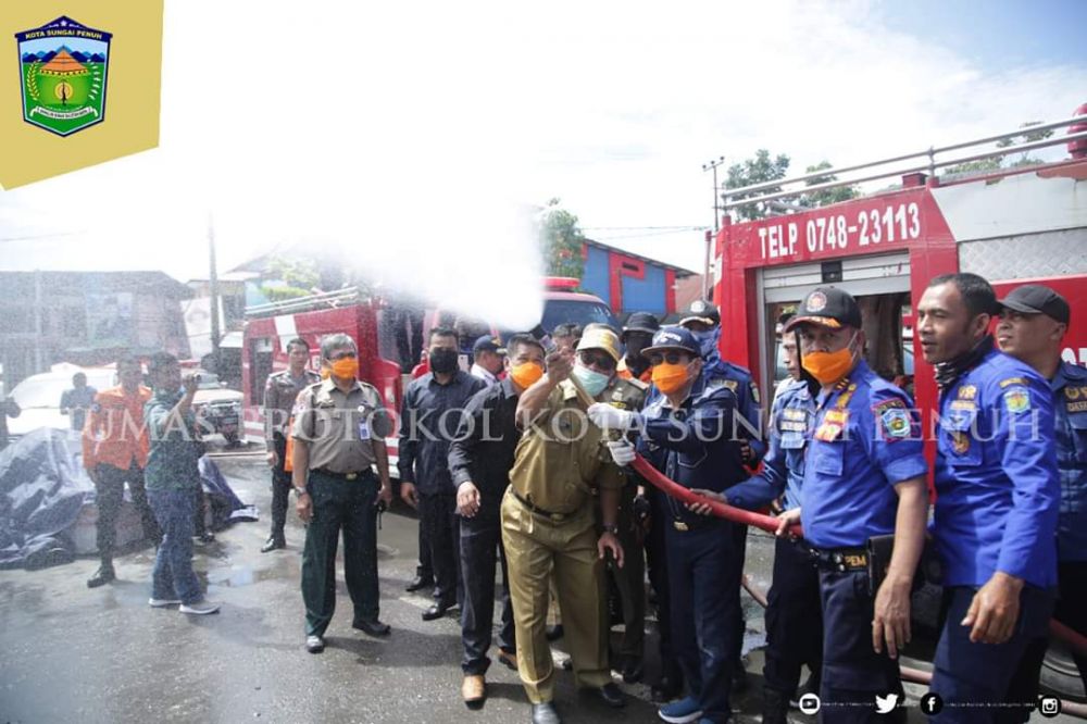 Sisir Kawasan Strategis Kota Sungai Penuh, Wako AJB Pimpin Langsung Penyemprotan Disinfektan