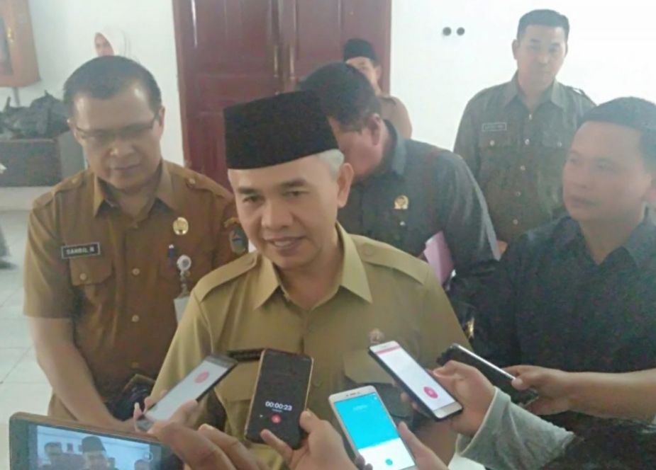 Bupati Kerinci H. Adirozal beri keterangan pers, usai menghadiri salah satu agenda kegiatan pemkab Kerinci.