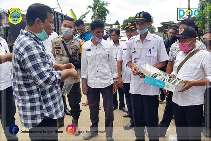 Penyerahan APD di Pos Pengawasan Covid - 19