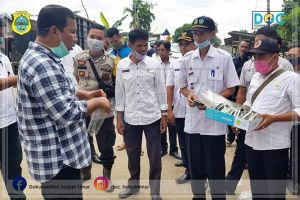 Bupati Romi Serahkan Bantuan  APD di Pos Pengawasan Covid - 19