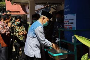 Bupati Adirozal Serahkan Bantuan Sanitasi Handwasher dari PDAM Tirta Sakti Untuk Pencegahan Covid-19