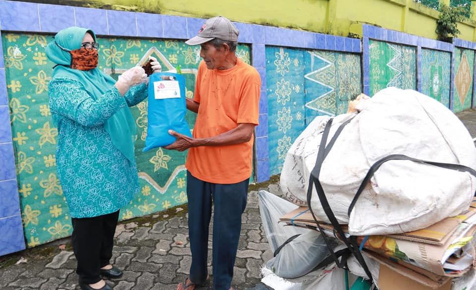 Ketua TP PKK Provinsi Jambi, Rahima saat memberikan bantuan kepada Pengumpul Barang Bekas