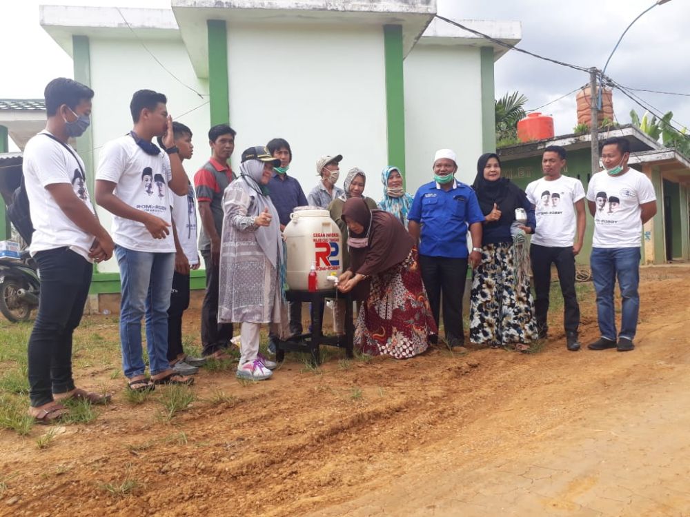 Tim R2 saat memasang Drum Air untuk mencuci tangan di Masjid Koridor Jembatan Muarasabak