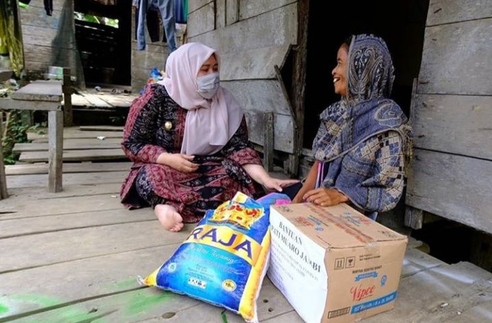 Bupati Masnah tampak akrab bersama warganya