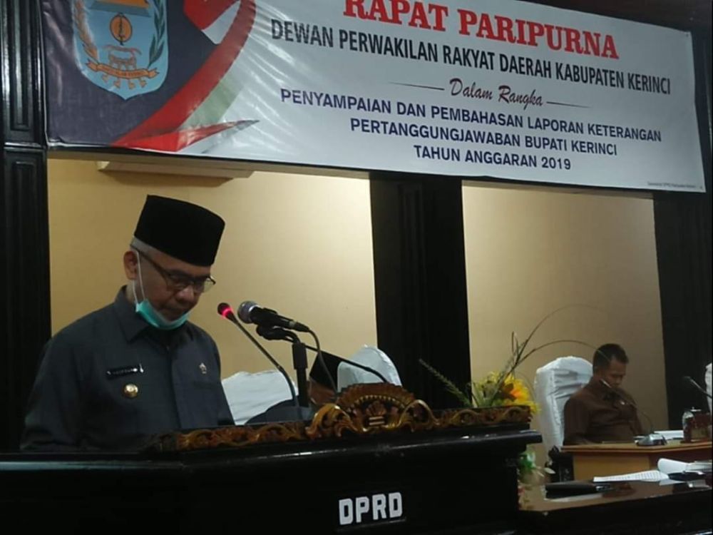 Bupati Kerinci H. Adirozal Sampaikan LKPJ 2019 dalam rapat Paripurna DPRD Kabupaten Kerinci