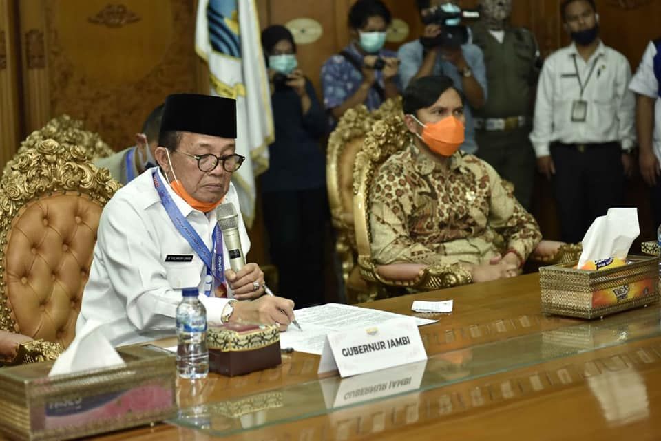 Gubernur Fachrori dan Ketua DPRD Provinsi Jambi, Edi Purwanto saat rapat penanganan Covid-19