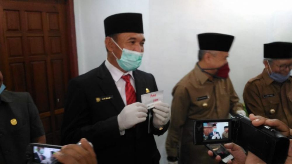 Pastikan Tak Terpapar Covid-19, Pj Sekda Kerinci Asraf Perlihatkan Hasil Rapid Test Ke Bupati Kerinci.

