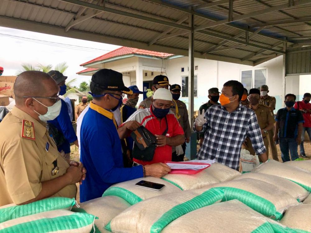 TRANSPARAN - Bupati Tanjabtim, Romi Hariyanto memastikan Tim Gugus Tugas Penanganan Covid-19 transparan, termasuk dalam pendistribusian bantuan Sembako kepada warga terdampak Corona