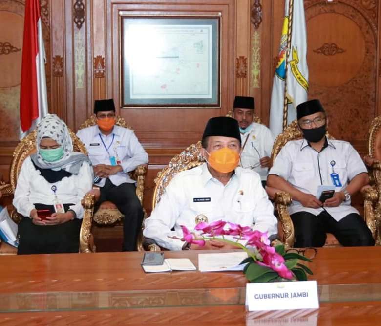 Gubernur Jambi, Fachrori Umar bersama sejumlah Pejabat Pemprov Jambi saat rapat  