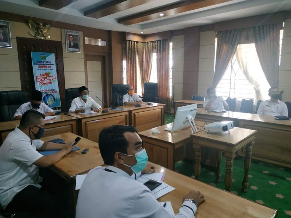 Sekda Munasri, mengikuti video conference dengan Gubernur Jambi, bersama para kepala daerah dan TPID Provinsi Jambi.