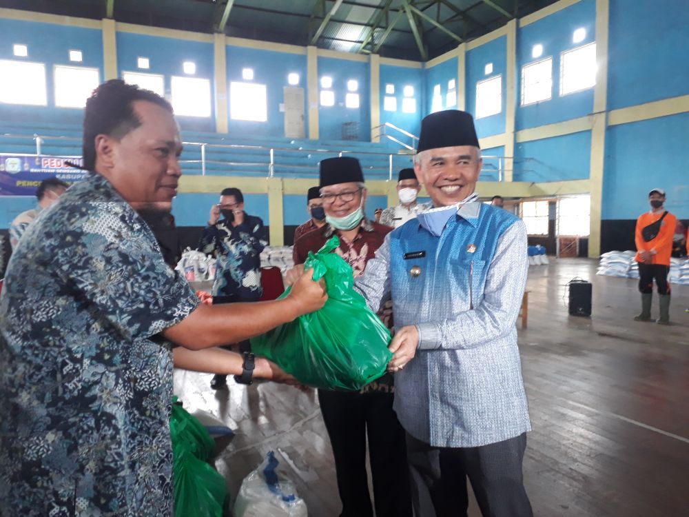 Bupati Adirozal serahkan Sembako Bantuan ASN Pemkab Kerinci kepada Perwakilan Penerima