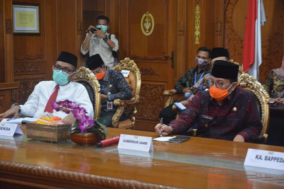 Gubernur Jambi, Fachrori Umar didampingi Pj Sekda, Sudirman saat mengikuti Musrenbangnas tahun 2020 secara online 