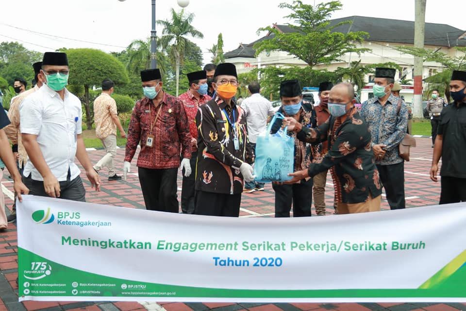 Serah terima paket bantuan Sembako