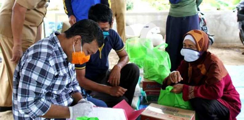 COCOKKAN DATA - Bupati Tanjabtim, Romi Hariyanto saat mendistribusikan secara langsung bantuan paket Sembako kepada warga terdampak Covid-19, Senin, 27 April 2020(1)