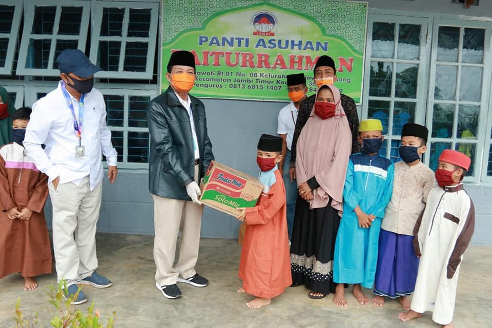 Fachrori menyalurkan bantuan kepada Anak Yatim