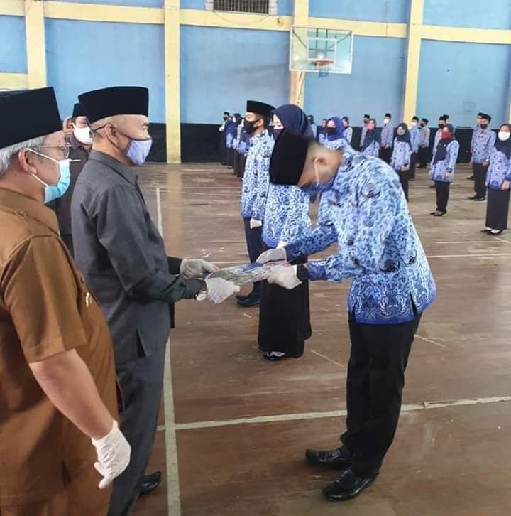 Usai Memimpin pengucapan Sumpah PNS, Bupati Kerinci Serahkan SK PNS secara simbolis kepada perwakilan PNS lingkup pemkab Kerinci hasil seleksi CPNS Tahun 2018