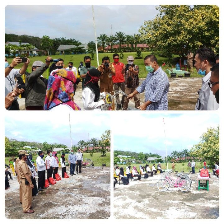 Bupati Tanjabtim Menyerahkan Bantuan Sembako dan sepeda Kepada Guru dan TU Honor.