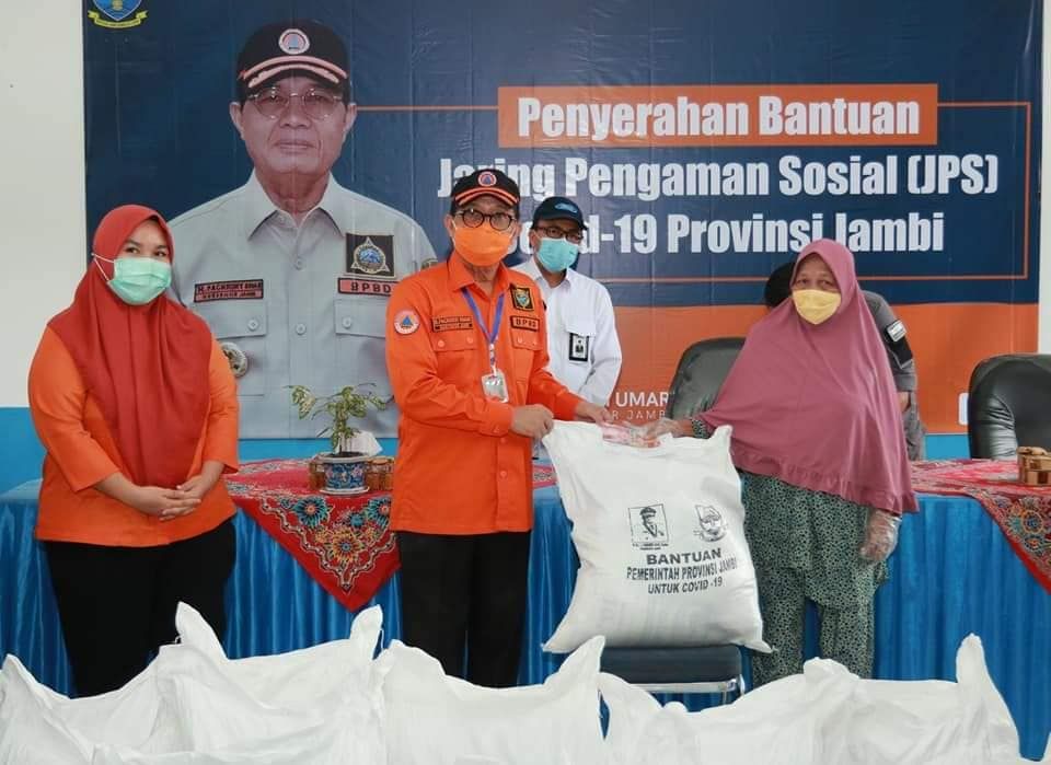 Gubernur Jambi menyalurkan bantuan kepada warga terdampak Covid-19